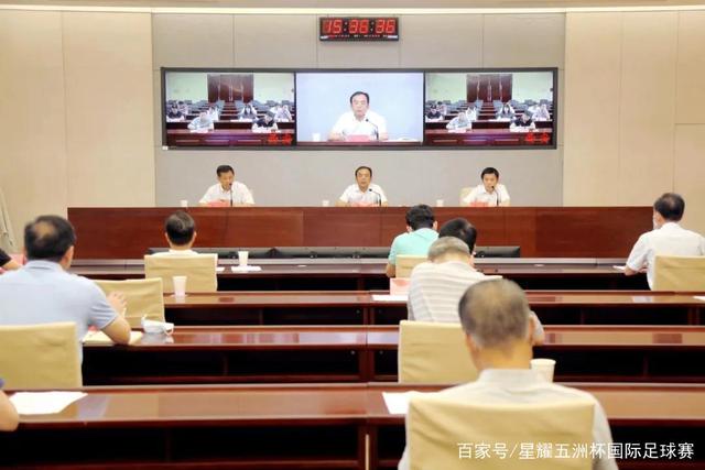 组图：世界杯-荷兰备战训练 范戴克慢跑放松